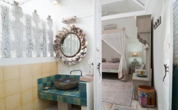 Tampilan Bathroom Hotel di Palmeto Village