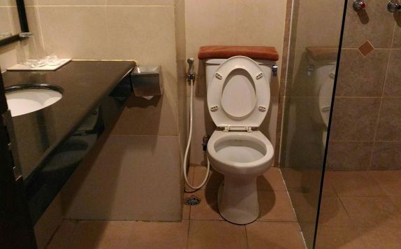 Bathroom di Palu Golden Hotel