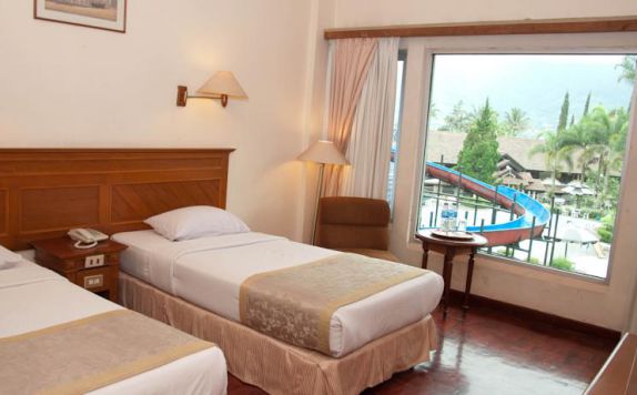 guest room twin bed di Parama Puncak