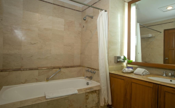 Bathroom di Parigata Resort & Spa