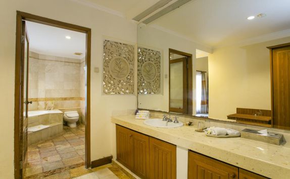 bathroom di Parigata Villas Resort