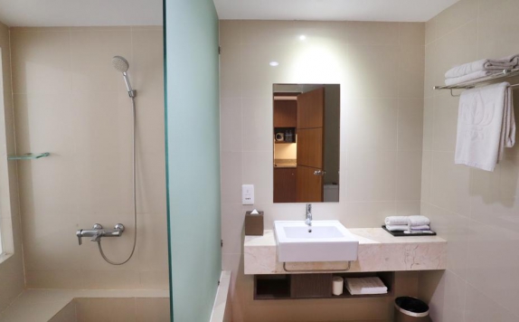 Tampilan Bathroom Hotel di Park Regis Kuta Bali