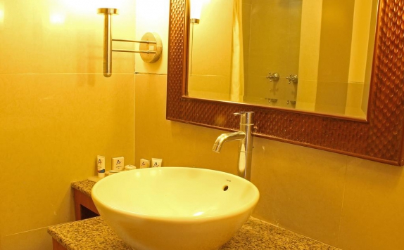Bathroom di Patra Semarang Hotel & Convention