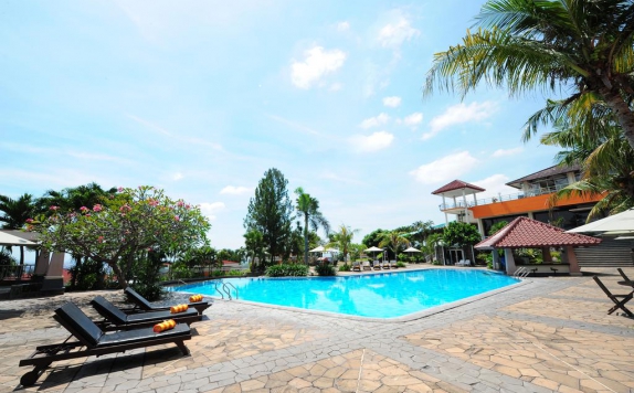 Swimming Pool di Patra Semarang Hotel & Convention