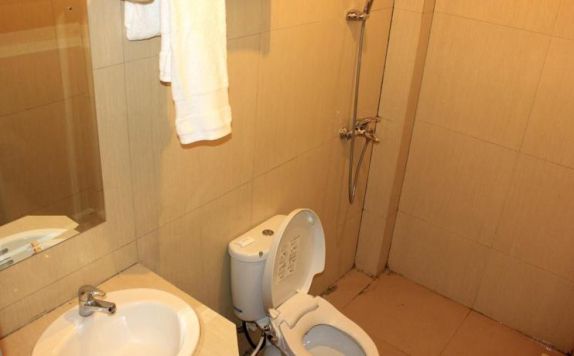 bathroom di Patuno Resort Wakatobi