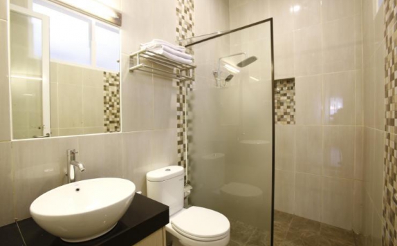 Tampilan Bathroom Hotel di Pejaten Valley Residence