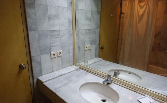 Bathroom di Perdana Wisata hotel
