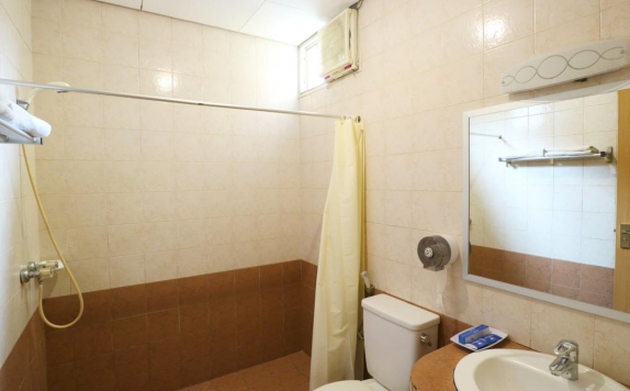 Bathroom di Permata Bandara Hotel