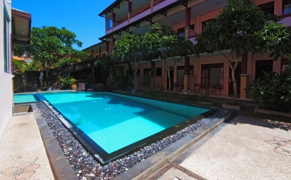 swiming pool di Pesona Beach Inn