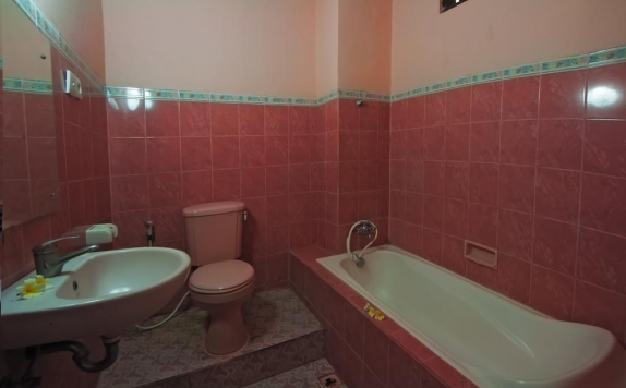 Tampilan Bathroom Hotel di Pesona Beach Inn