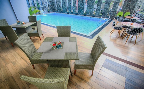 Swimming Pool di Pesonna Hotel Semarang