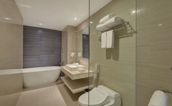 Bathroom di Platinum Adisucipto Hotel & Conferene