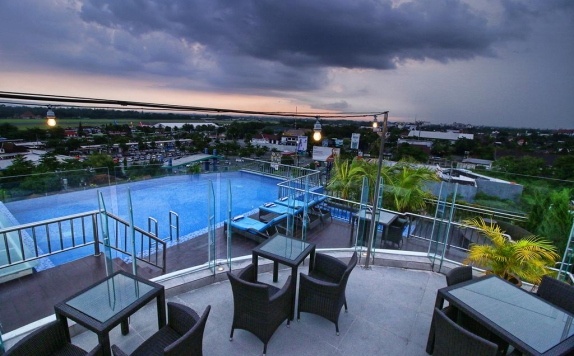 View Swimming pool di Platinum Adisucipto Hotel & Conferene