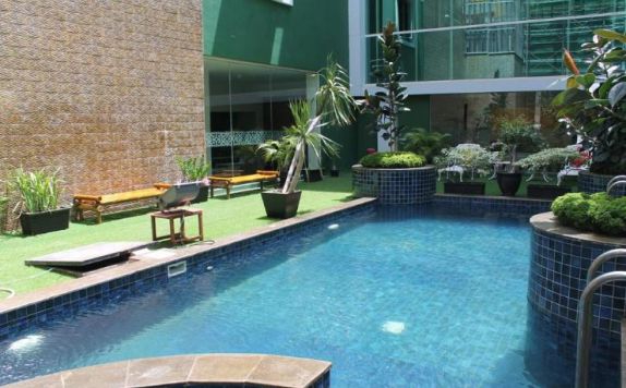 Swimming Pool di Plaza Inn Kendari By Horison