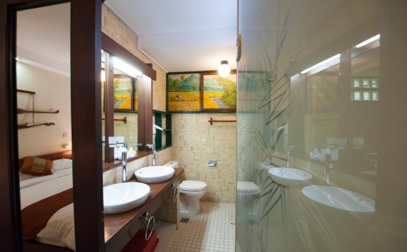 bathroom di Pondok Agung Bed and Breakfast