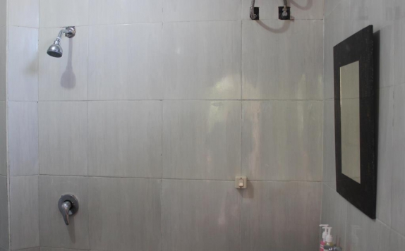 Tampilan Bathroom Hotel di Pondok Sundari