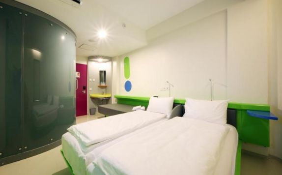 guest room twin bed di POP Hotel Teuku Umar