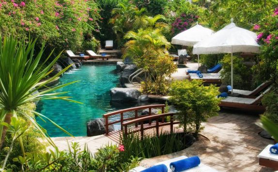 swimming pool di Poppies Bali Hotel Kuta