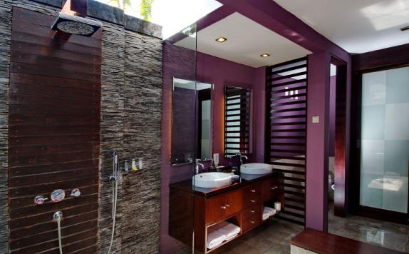 Bathroom di Pradha Villas Seminyak