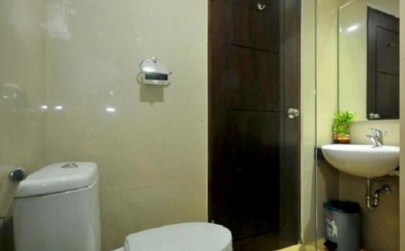 Bathroom di Pratama Hotel & Convention