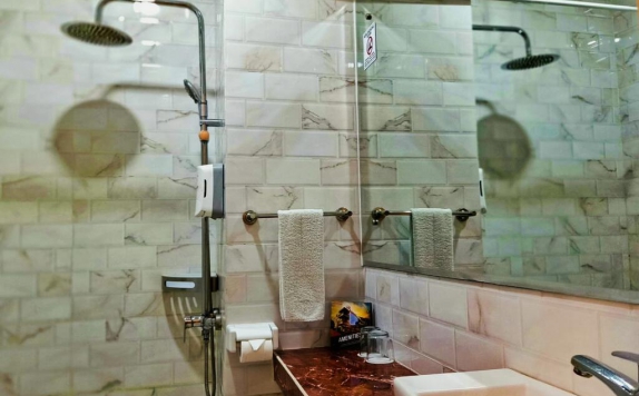 Bathroom di Premiere Hotel Tegal