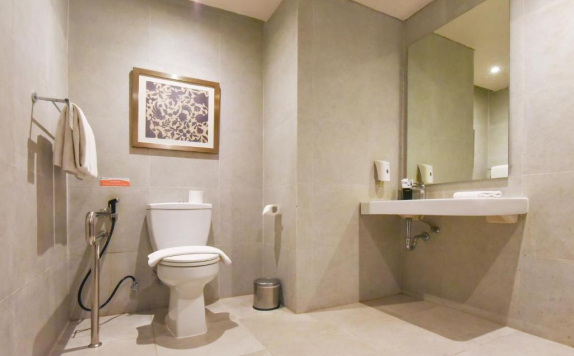 Bathroom Hotel Bathroom Hotel di Premier Place Surabaya Juanda