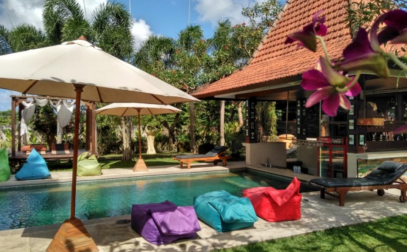 Outdoor Pool Hotel di Premier Surf Camp