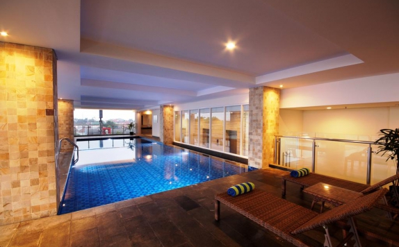 Swimming Pool di PrimeBiz Hotel Tegal