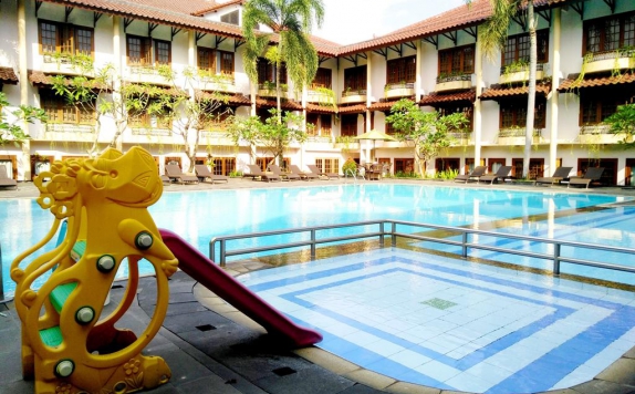 Swimming pool di Prime Plaza Hotel Jogjakarta