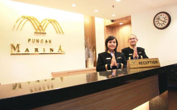 Receptionist di Puncak Marina Apartments Surabaya