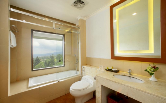 Bathroom di Puncak Pass Resort