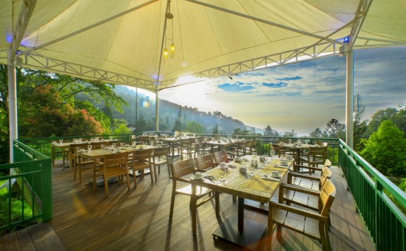 Rooftop Lounge di Puncak Pass Resort