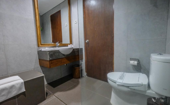 Bathroom di Puri Artha Hotel