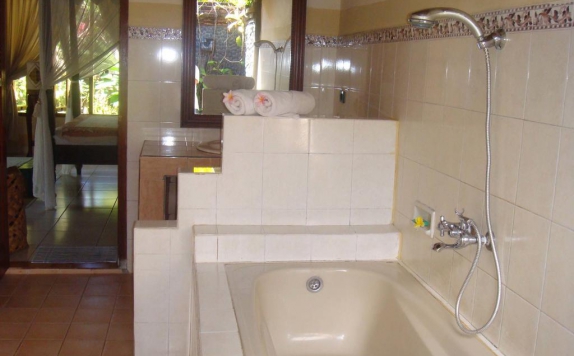 Bathroom di Puri Asri Villa & Spa