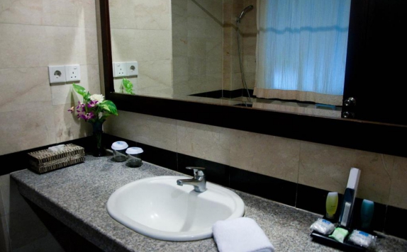 Bathroom di Puri Ayu Hotel