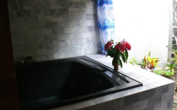 hot tub di Puri Bunga Beach Cottage