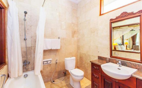 bathroom di Puri Bunga Resort & Spa
