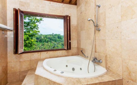 hot tub di Puri Bunga Resort & Spa