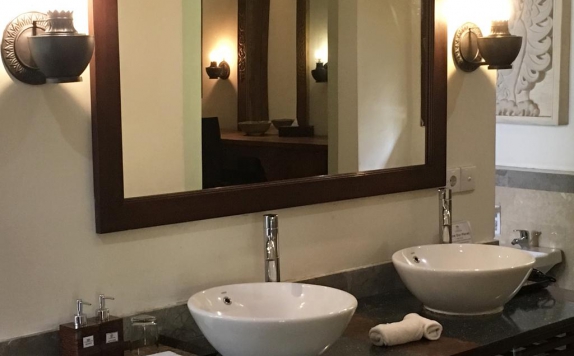 bathroom Hotel di Puri Candikuning Resort