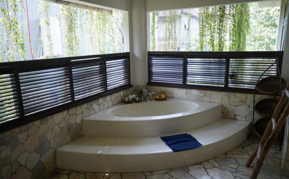 Tampilan Bathroom Hotel di Puri Cantik Bungalow