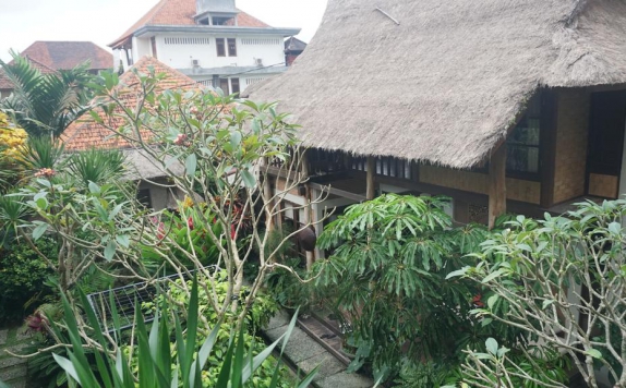 Tampilan Taman Hotel di Puri Cantik Bungalow