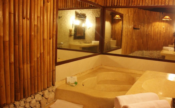 Tampilan Bathroom Hotel di Puri Cendana Resort Bali
