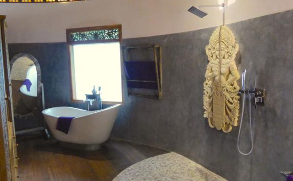 Bathroom di Puri Dajuma Cottages Beach Eco-Resort & Spa