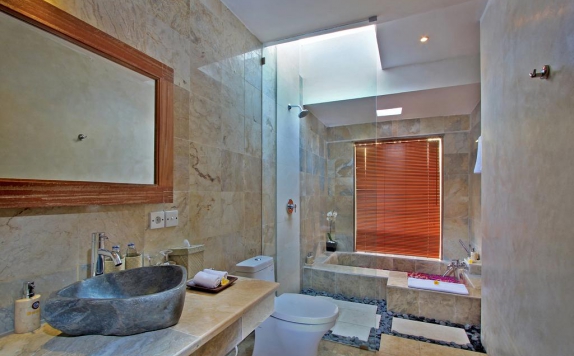 Bathroom di Puri Gangga Resort