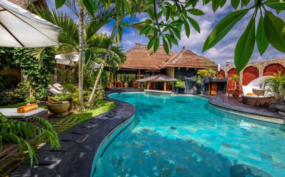 Outdoor Pool Hotel di Puri Madawi