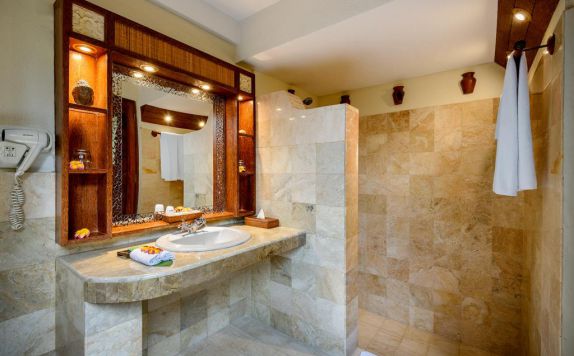Tampilan Bathroom Hotel di Puri Madawi