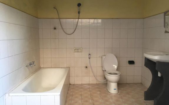 bathroom di Puri Manik Cottages