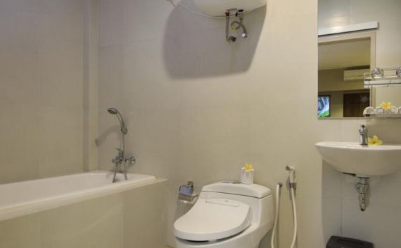 Bathroom di Puri Padma Hotel