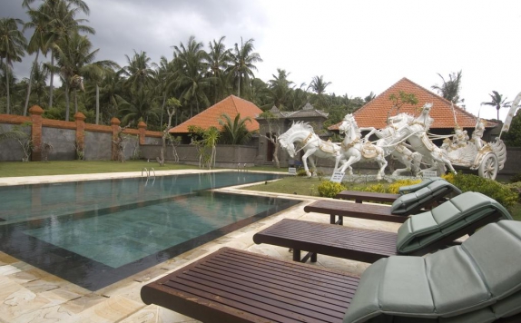 Swimming Pool di Puri Rai Hotel