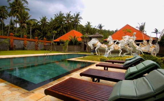 Swimming Pool di Puri Rai Hotel